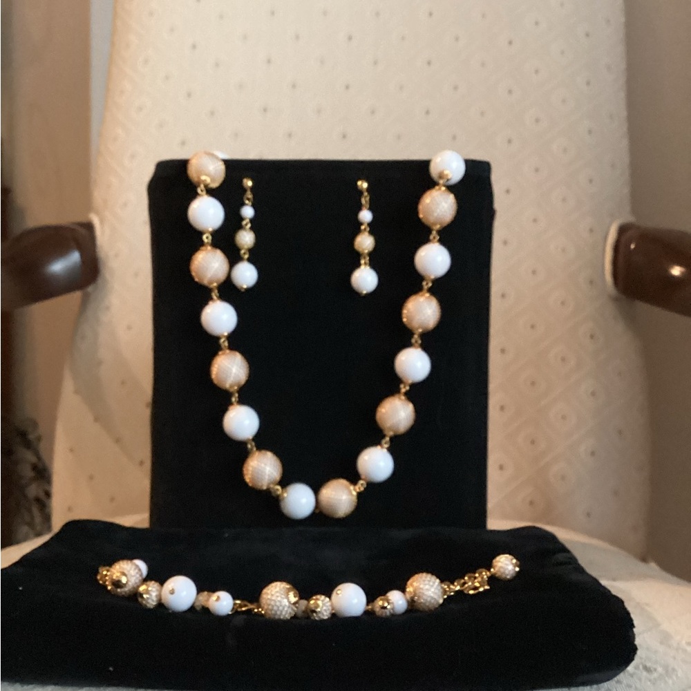 Fashion Jewelry Necklace, Bracelet & Pierced Earrings Gold Tone.